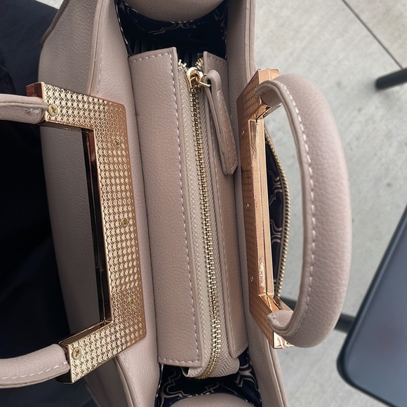 Small/medium purse. Handheld - Picture 3 of 3